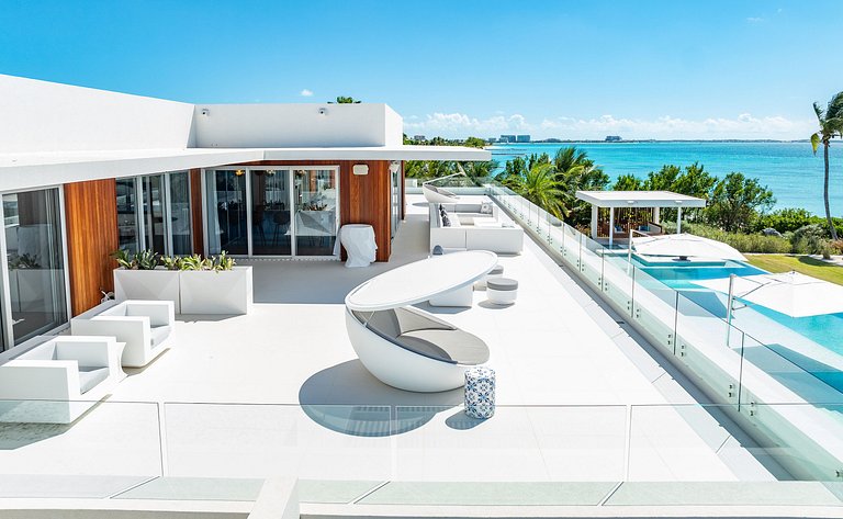 Tci003 – Modern beachfront villa in Grace Bay