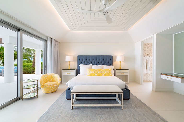 Tci003 – Modern beachfront villa in Grace Bay