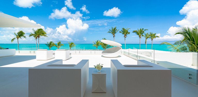 Tci003 – Modern beachfront villa in Grace Bay