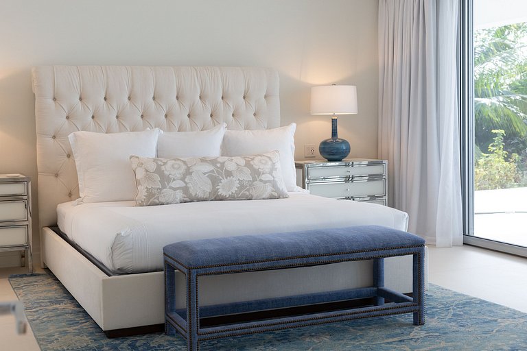 Tci003 – Modern beachfront villa in Grace Bay