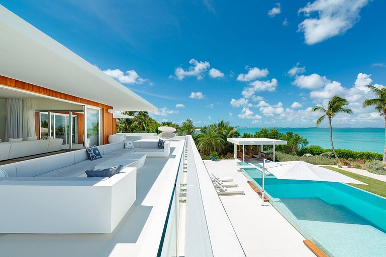 Tci003 – Modern beachfront villa in Grace Bay