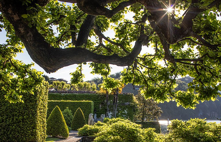 Lom002 - Italian Palace on Lake Como