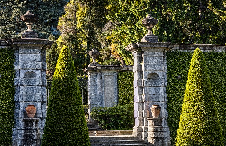 Lom002 - Italian Palace on Lake Como