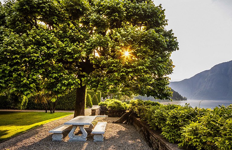 Lom002 - Italian Palace on Lake Como