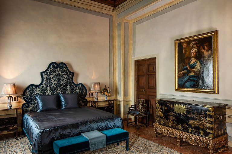 Lom002 - Italian Palace on Lake Como