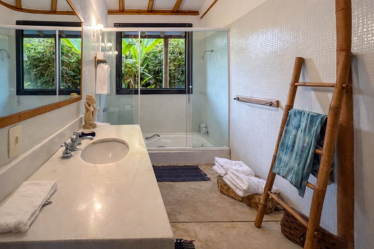 Ang054 - A Tropical Sanctuary in Porto Frade