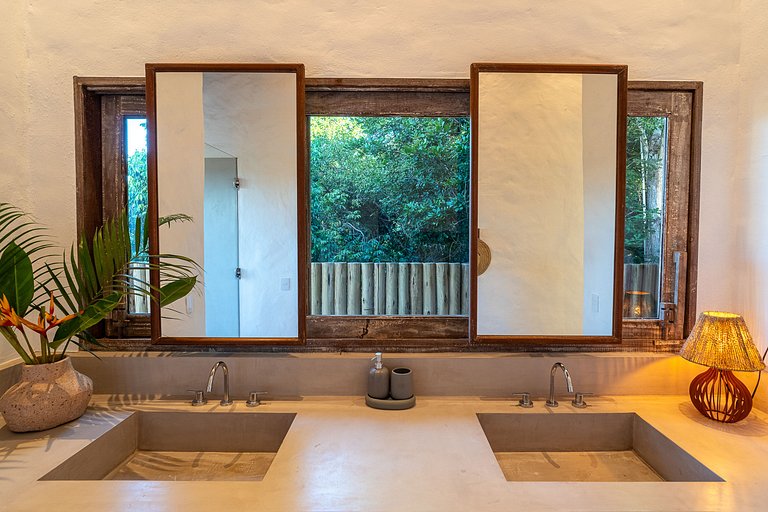 Bah074 - Imposing house over Trancoso River valley