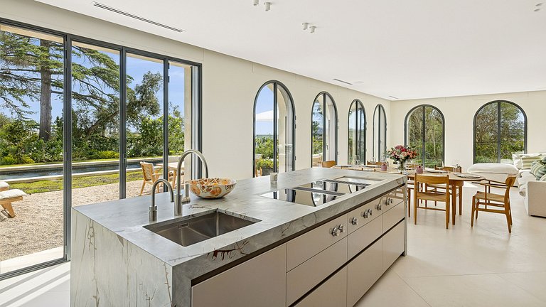 Azu089 - Villa néo-provençale avec vues mer