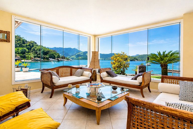 Ang053 - Beautiful waterfront mansion