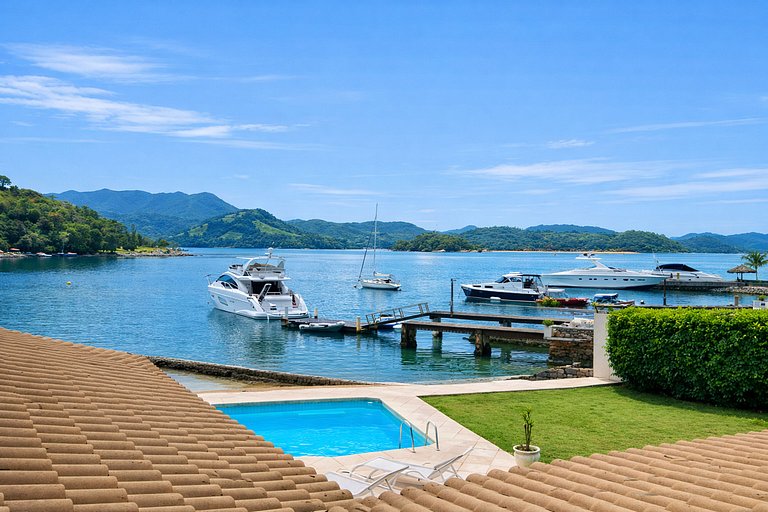 Ang053 - Beautiful waterfront mansion