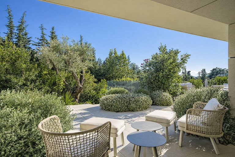 Azu128 – Elegant garden villa with pool in Cannes