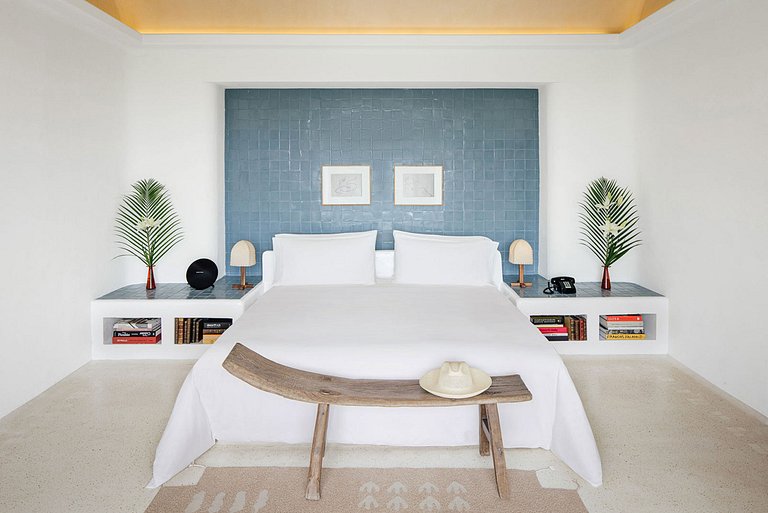 Xpu002 – Private beachfront villa with rooftop terraces in X