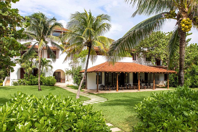 Xpu002 – Private beachfront villa with rooftop terraces in X