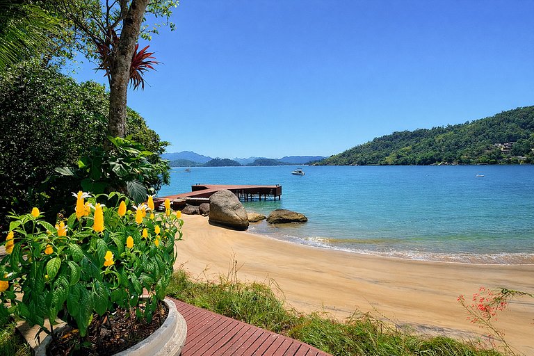 Ang046 - Beautiful beachfront mansion in Angra dos Reis