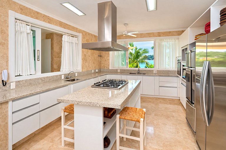 Ang046 - Beautiful beachfront mansion in Angra dos Reis