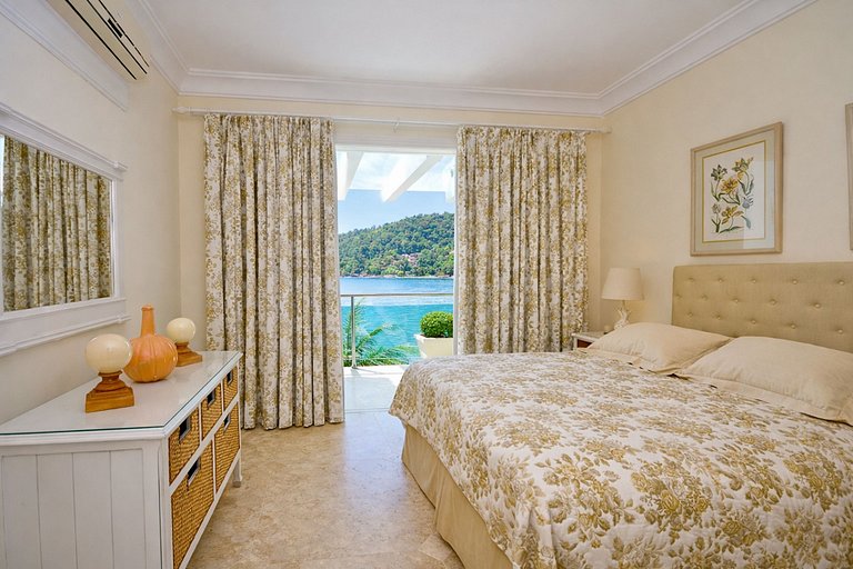 Ang046 - Beautiful beachfront mansion in Angra dos Reis