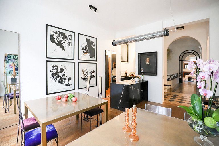 Par056 - Mansion-Style Apartment by Parc Monceau