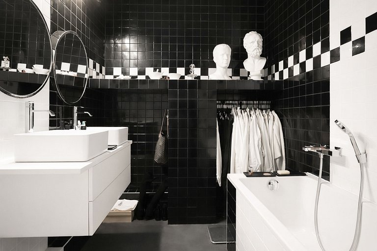 Par056 - Mansion-Style Apartment by Parc Monceau