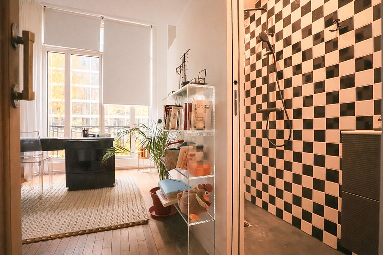 Par056 - Mansion-Style Apartment by Parc Monceau