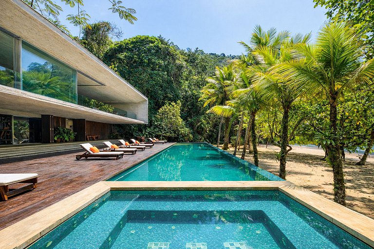 Pty008 - Luxury beachfront villa in Paraty