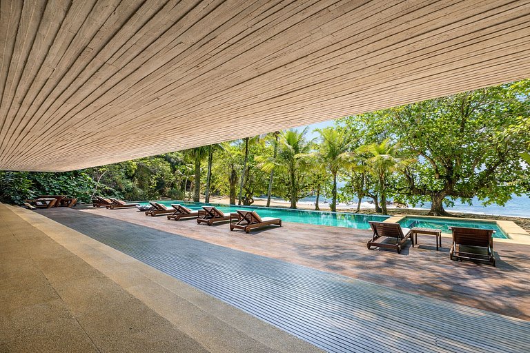 Pty008 - Luxury beachfront villa in Paraty