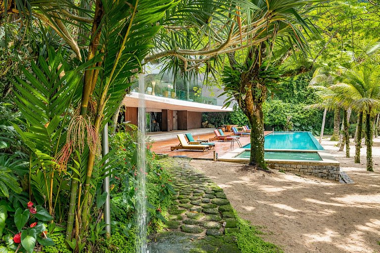 Pty008 - Luxury beachfront villa in Paraty
