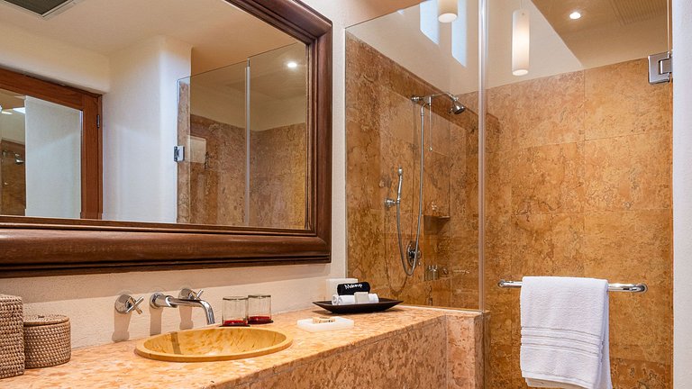 Ptm035 – Ocean-view villa with pool in Four Seasons Punta Mi