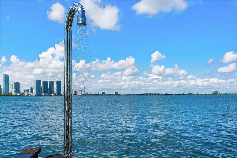 Mia001 - Luxury Mansion on a Miami Island