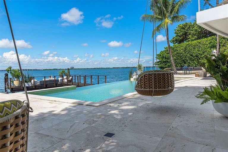 Mia001 - Luxury Mansion on a Miami Island