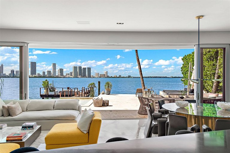 Mia001 - Luxury Mansion on a Miami Island