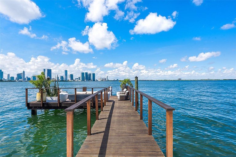 Mia001 - Luxury Mansion on a Miami Island