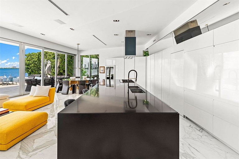 Mia001 - Luxury Mansion on a Miami Island