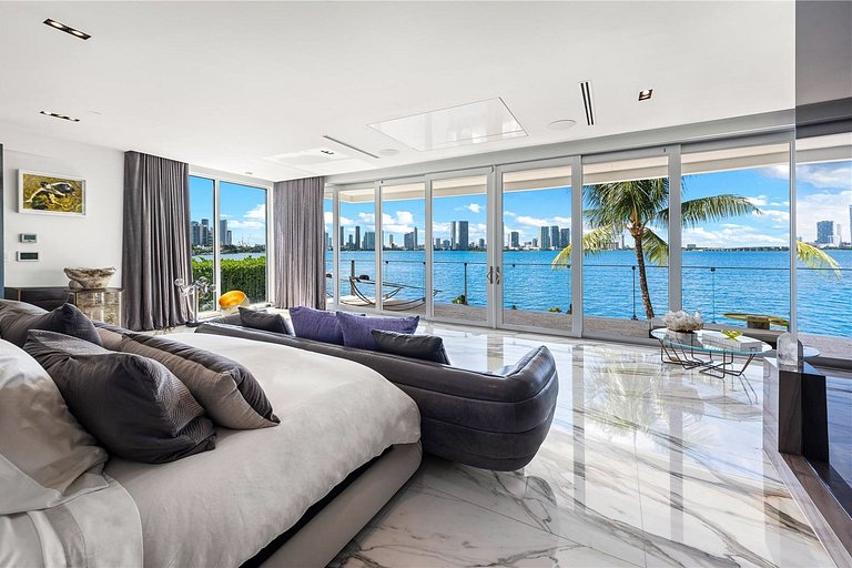 Mia001 - Luxury Mansion on a Miami Island