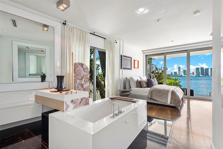 Mia001 - Luxury Mansion on a Miami Island