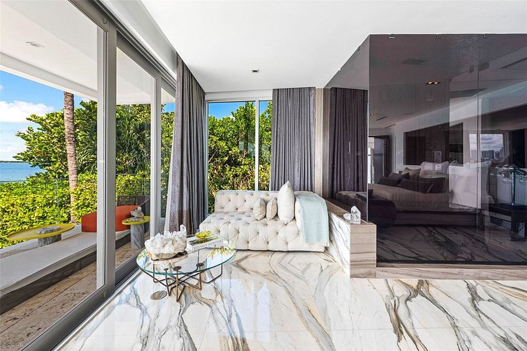 Mia001 - Luxury Mansion on a Miami Island