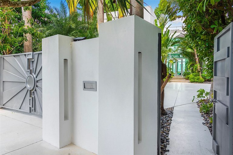 Mia001 - Luxury Mansion on a Miami Island