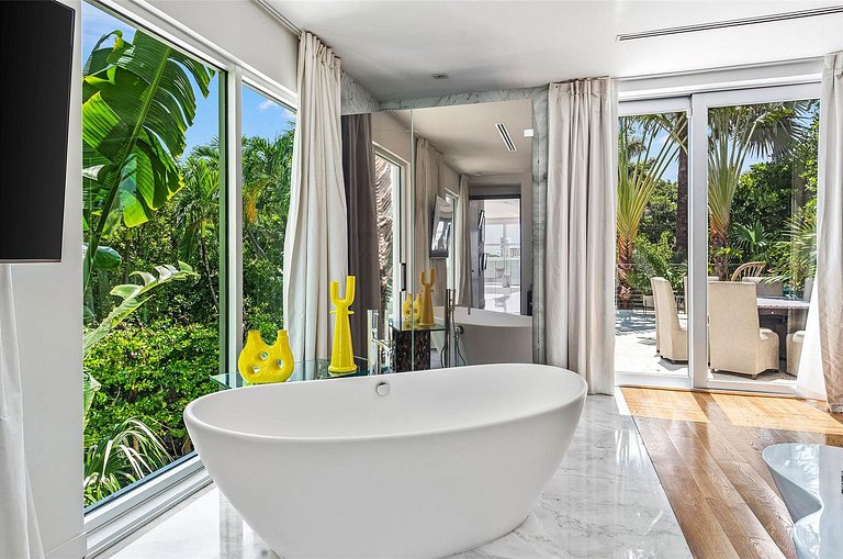 Mia001 - Luxury Mansion on a Miami Island