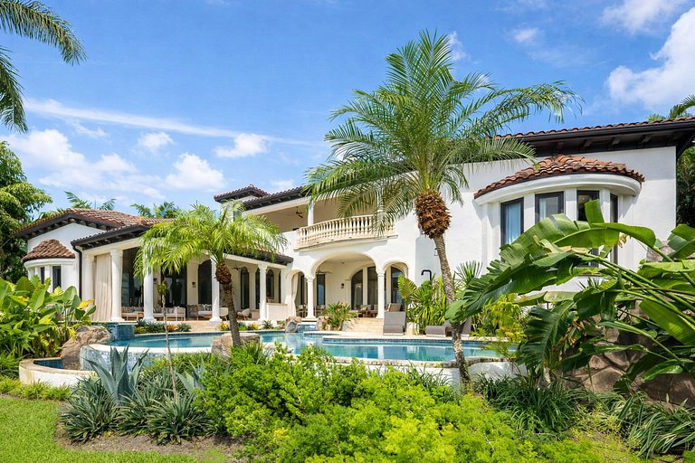 Mia002 - Luxury 5-Bedroom Home in Miami