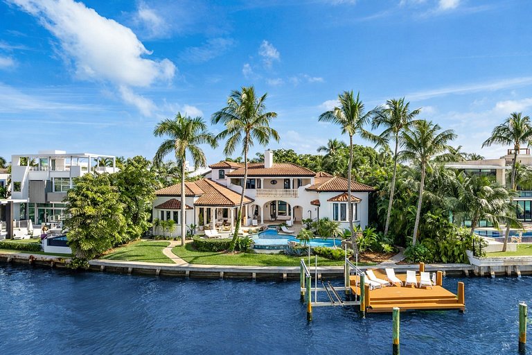 Mia002 - Luxury 5-Bedroom Home in Miami