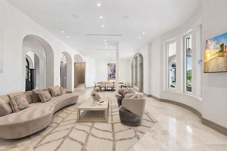 Mia002 - Luxury 5-Bedroom Home in Miami