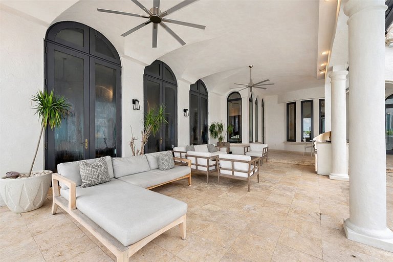 Mia002 - Luxury 5-Bedroom Home in Miami