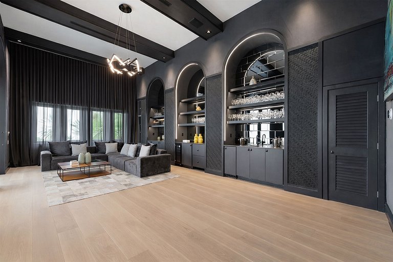 Mia002 - Luxury 5-Bedroom Home in Miami
