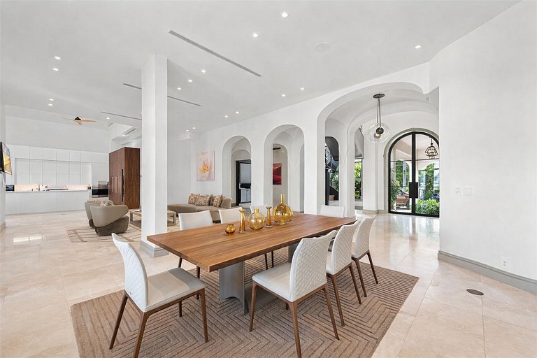Mia002 - Luxury 5-Bedroom Home in Miami