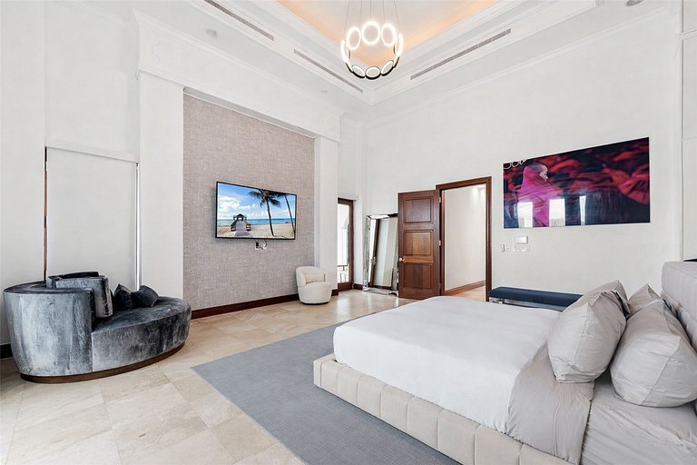 Mia002 - Luxury 5-Bedroom Home in Miami
