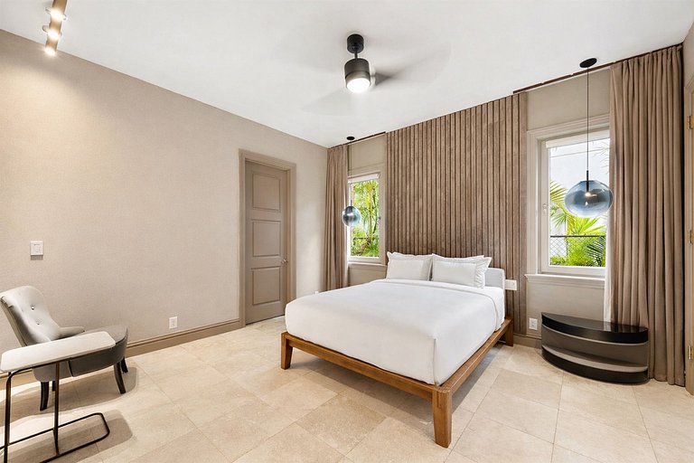 Mia002 - Luxury 5-Bedroom Home in Miami