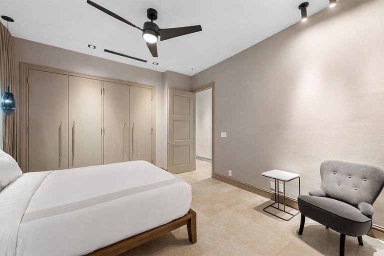 Mia002 - Luxury 5-Bedroom Home in Miami