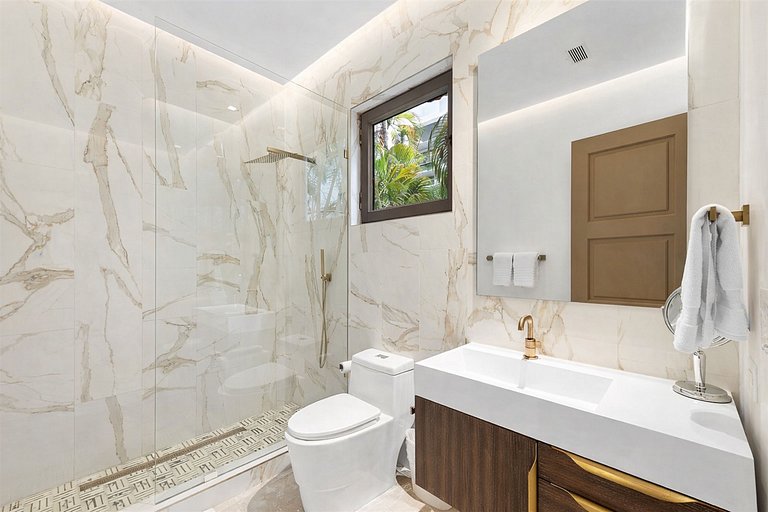 Mia002 - Luxury 5-Bedroom Home in Miami