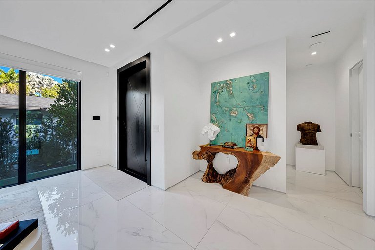 Mia008 - Renovated Home in The Roads, Miami
