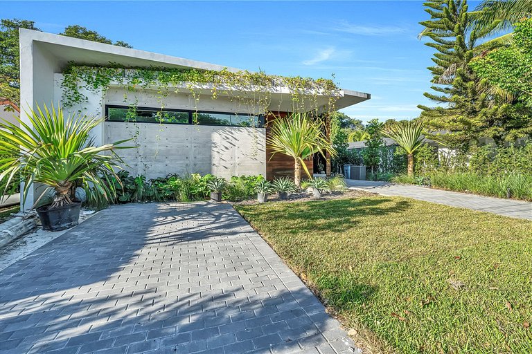 Mia008 - Renovated Home in The Roads, Miami