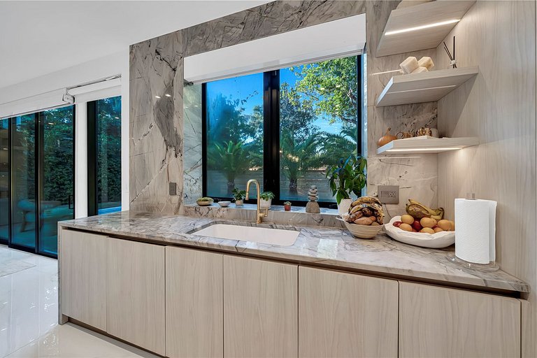 Mia008 - Casa reformada em The Roads, Miami
